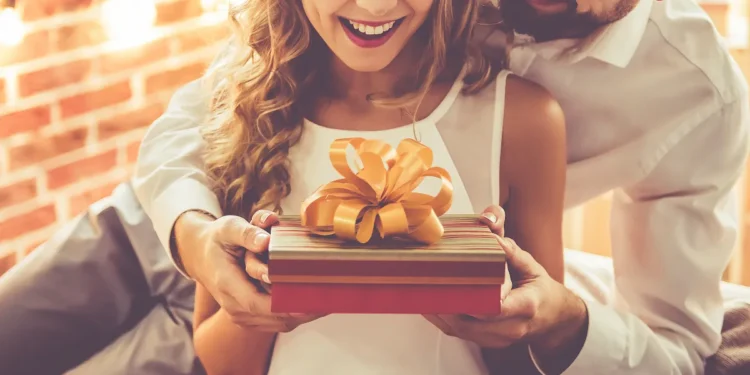 Couple holding a gift | Source: iStockPhotos