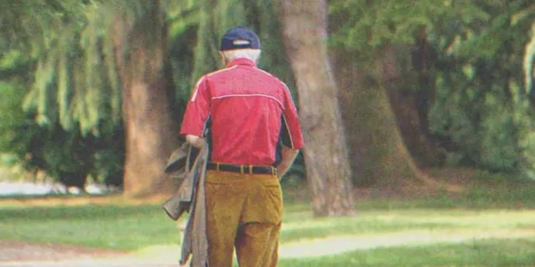An old man walking | Source: Shutterstock