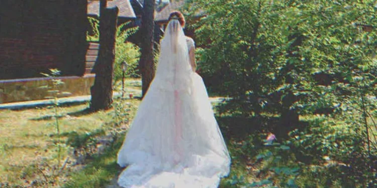A bride standing in a garden | Source: Shutterstock